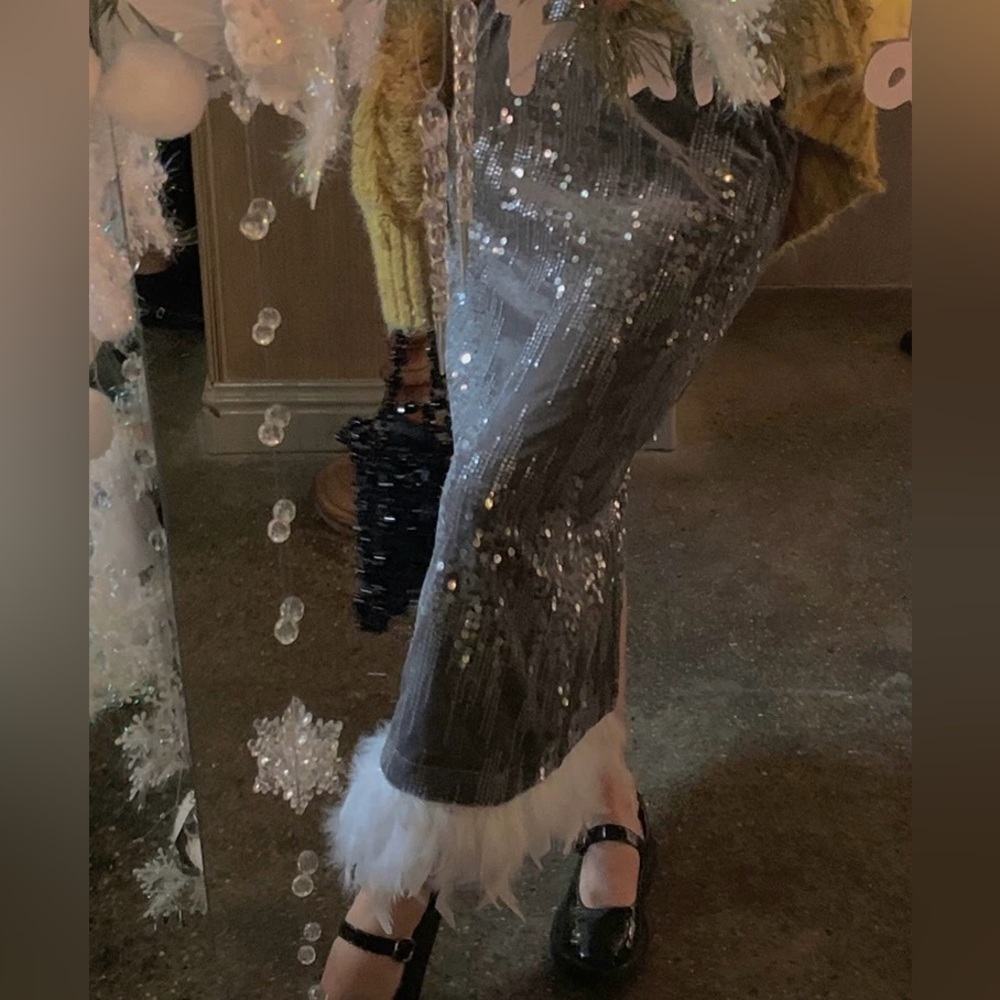 Sparkly grey midi skirt with feather trim #glamour #festivalvibes